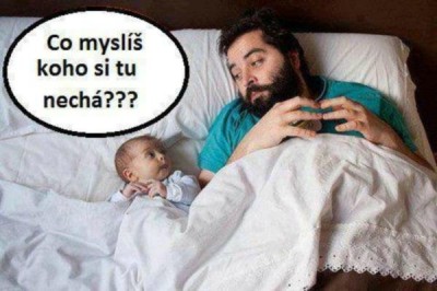 miminko-a-tata-v-posteli.jpg