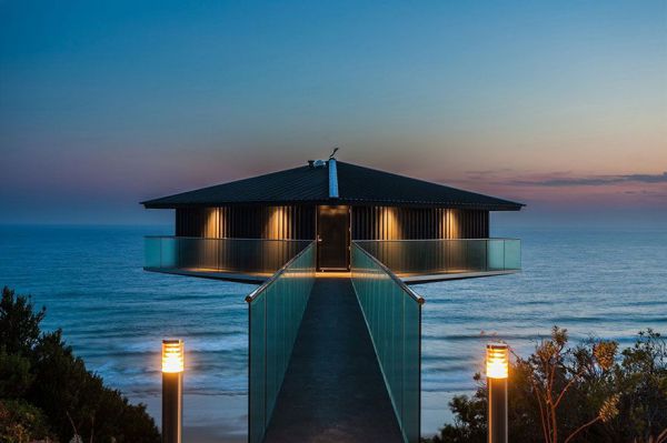 Neuveriteľný dom v Austrálií, sa akoby vznáša nad morom.
