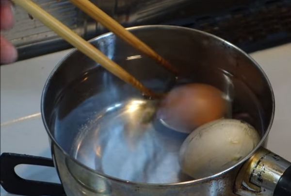 Ako uvariť vajíčko naruby? Celý svet očarilo že je to možné!