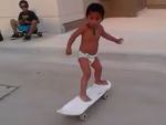 2 ročný chlapček v plienke na skateboarde!
