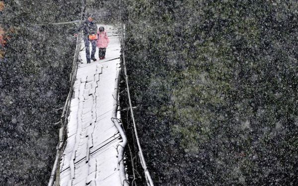 Cesta do školy môže byť pre niektoré deti ako boj o prežitie.
