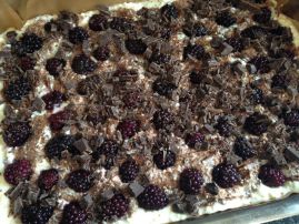 Tvarohový brownies s černicami (krok 7/8)