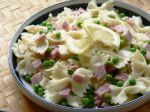 Cestoviny farfalle so šunkou a hráškom
