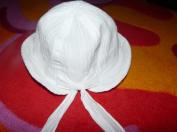 Krásny biely klobúčik