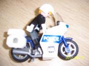 Policajt s motorkou