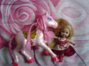 Mala Barbie s konikom