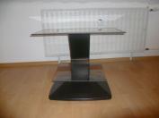 Sklenený stolík pod tv
