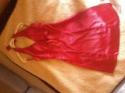 Červené saténové šaty