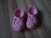 Ružové crocsy