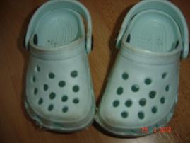 Tyrkysové crocsy (1/2)
