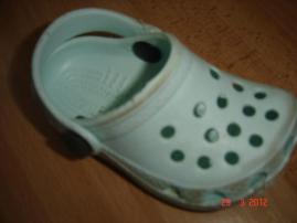 Tyrkysové crocsy (2/2)