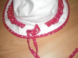 Krasny klobučik (2/3)