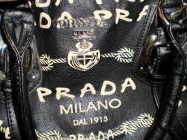 Krasna kabelka Prada (3/4)