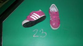 Tenisky adidas 21-23 (2/4)