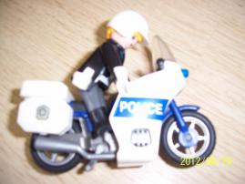 Policajt s motorkou (1/2)