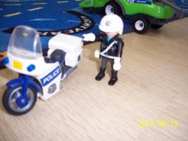 Policajt s motorkou (2/2)