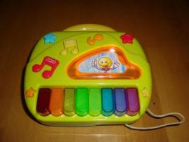 Detský telefon a klavír (2/3)