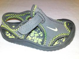 Nenosené sandálky Nike (1/4)