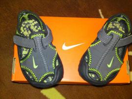 Nenosené sandálky Nike (2/4)
