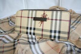 Burberry, gucci (1/1)