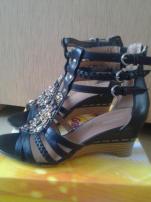 Damske sandale. (1/3)
