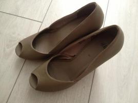 Topánky vo velkosti 37 (2/3)