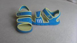 Sandálky adidas (2/3)