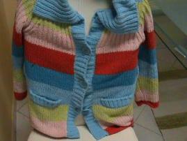 Farebný pásikavý sveter