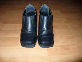 Čierne topánky poltopánky