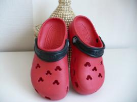 Červené crocs (2/4)