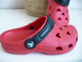 Červené crocs (3/4)