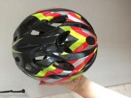 Cyklistická prilba (2/3)
