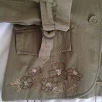 Neformalne khaki s vysivk (2/4)
